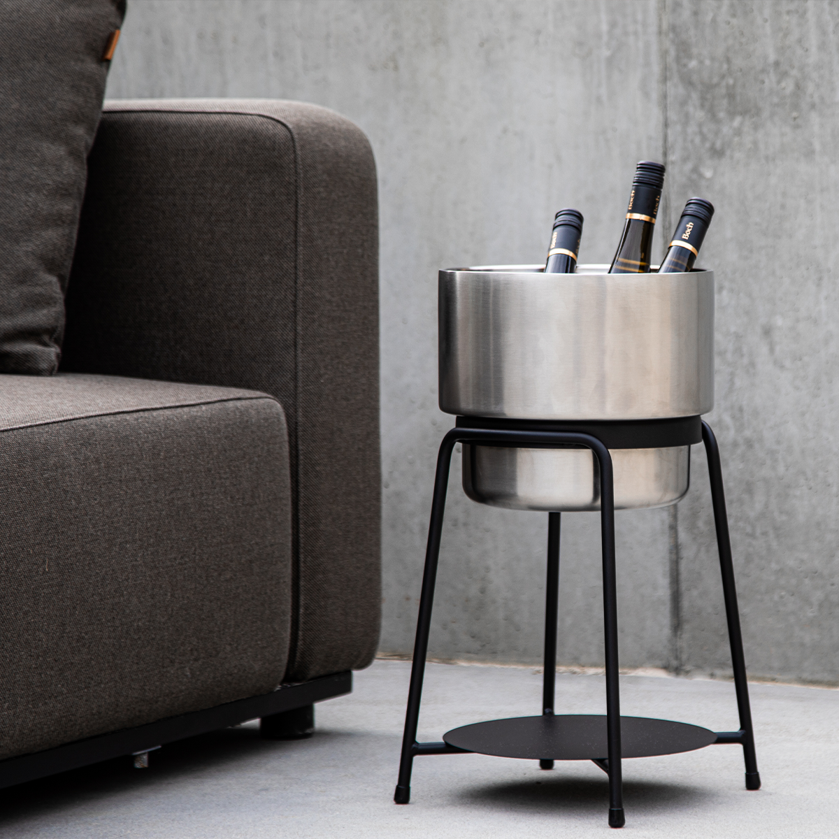 Sort pulverlakeret rustfrit stål Patio Accessory Stand med rustfri Wine Bucket Ø22 på toppen.