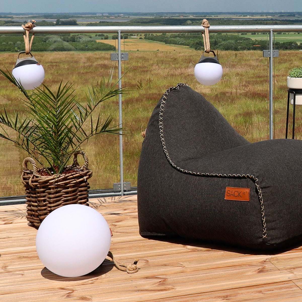 SACKit Light 250 udendørs lampe med rund hvid kuppel og håndtag i hampereb, dansk design