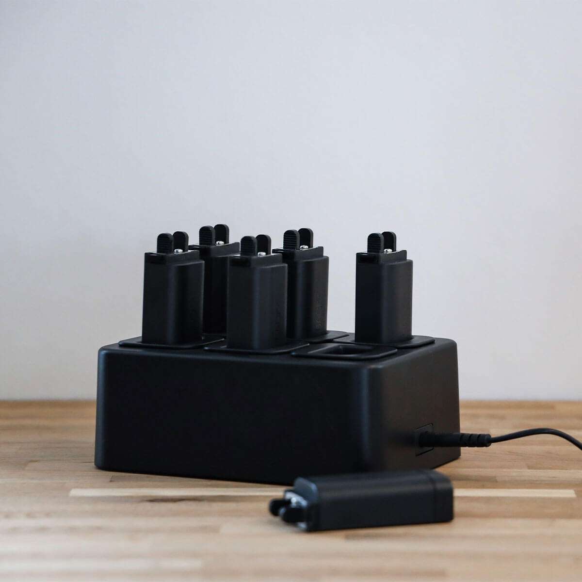 Hvid batteriopladerstation i ABS-plastik med plads til seks batterier til udendørs brug