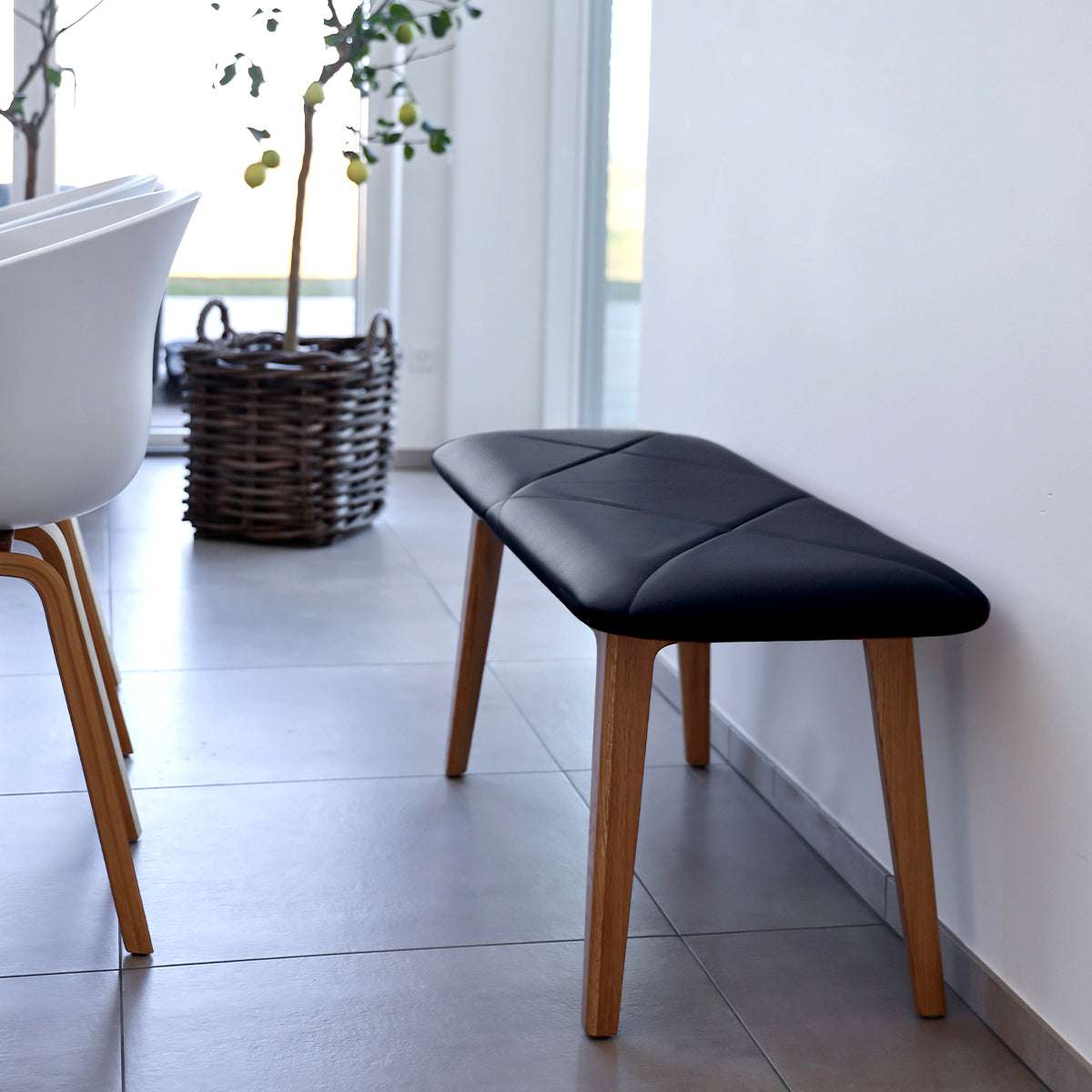 Nordic Bench i massivt egetræ med Terra Black læderpolstring, dansk design, elegant og tidløst.