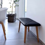 Nordic Bench i massivt egetræ med Terra Black læderpolstring, dansk design, elegant og tidløst.