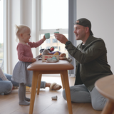 Nordic bænk i massivt egetræ med sort Terra lædersæde, dansk design med naturlig træstruktur.