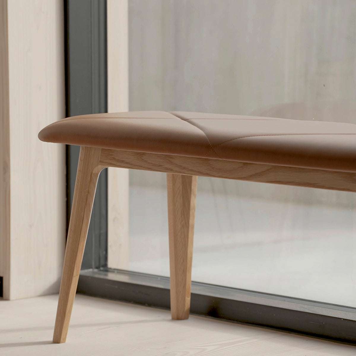 Nordic Bench i massivt egetræ med sort Terra læderpolstring, dansk design, enkel og funktionel.