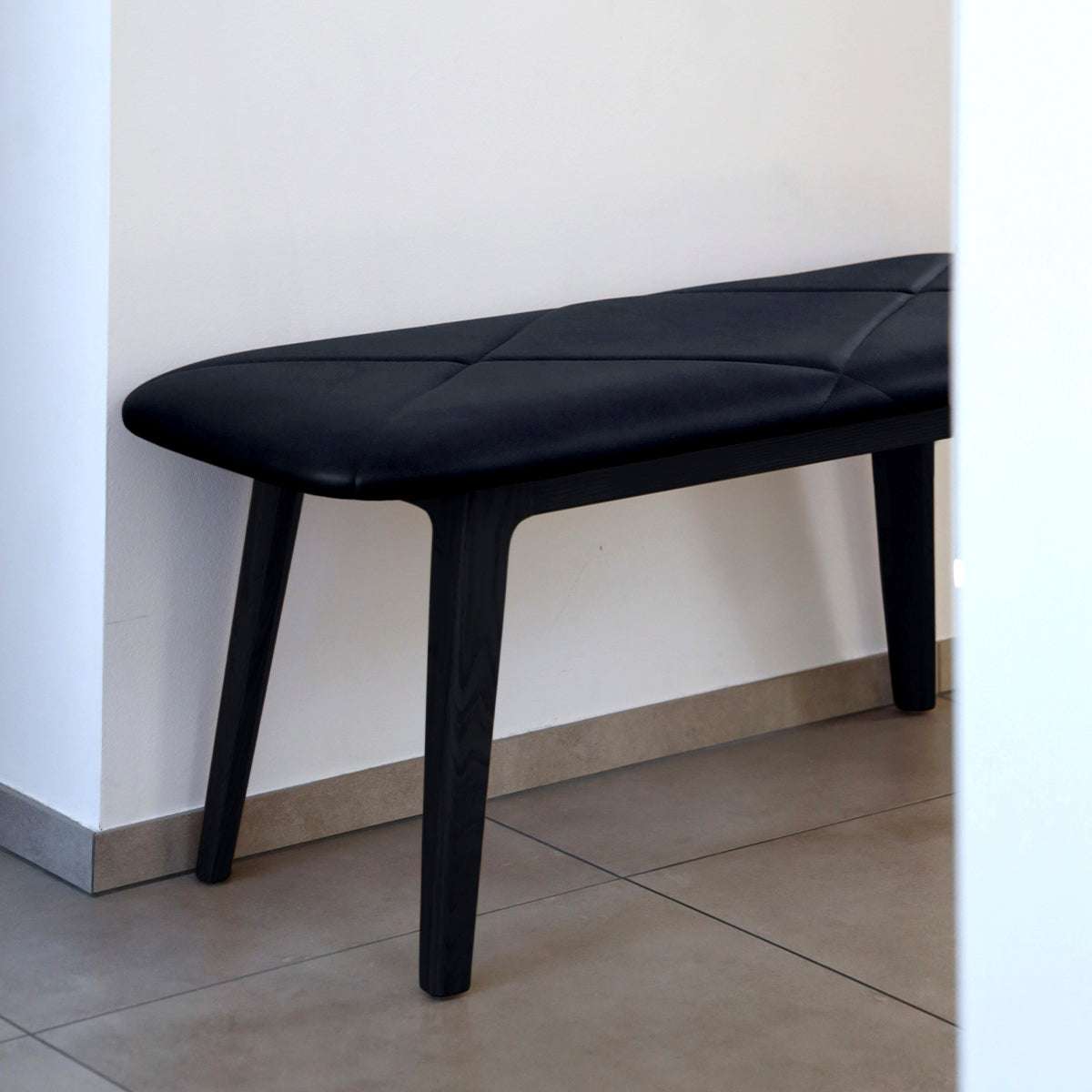 SACKit Nordic bænk i massivt bøgetræ med sort lak og terra black læderpolstring.