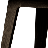 Nordic bænk i mørkt bejdset egetræ med sort Terra læderpolstring og enkelt, tidløst design.