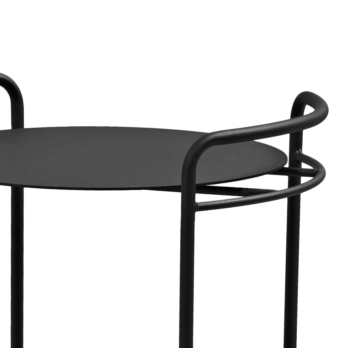 Sort Serving Table i pulverlakeret stål med fire hjul og enkelt, nordisk design.