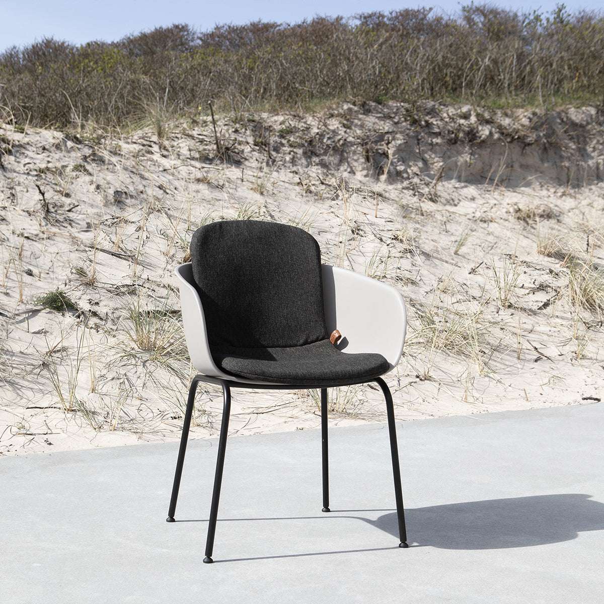 Sort Patio Cushion Full hynde til Patio Chair no. One med polstret udendørsdesign.