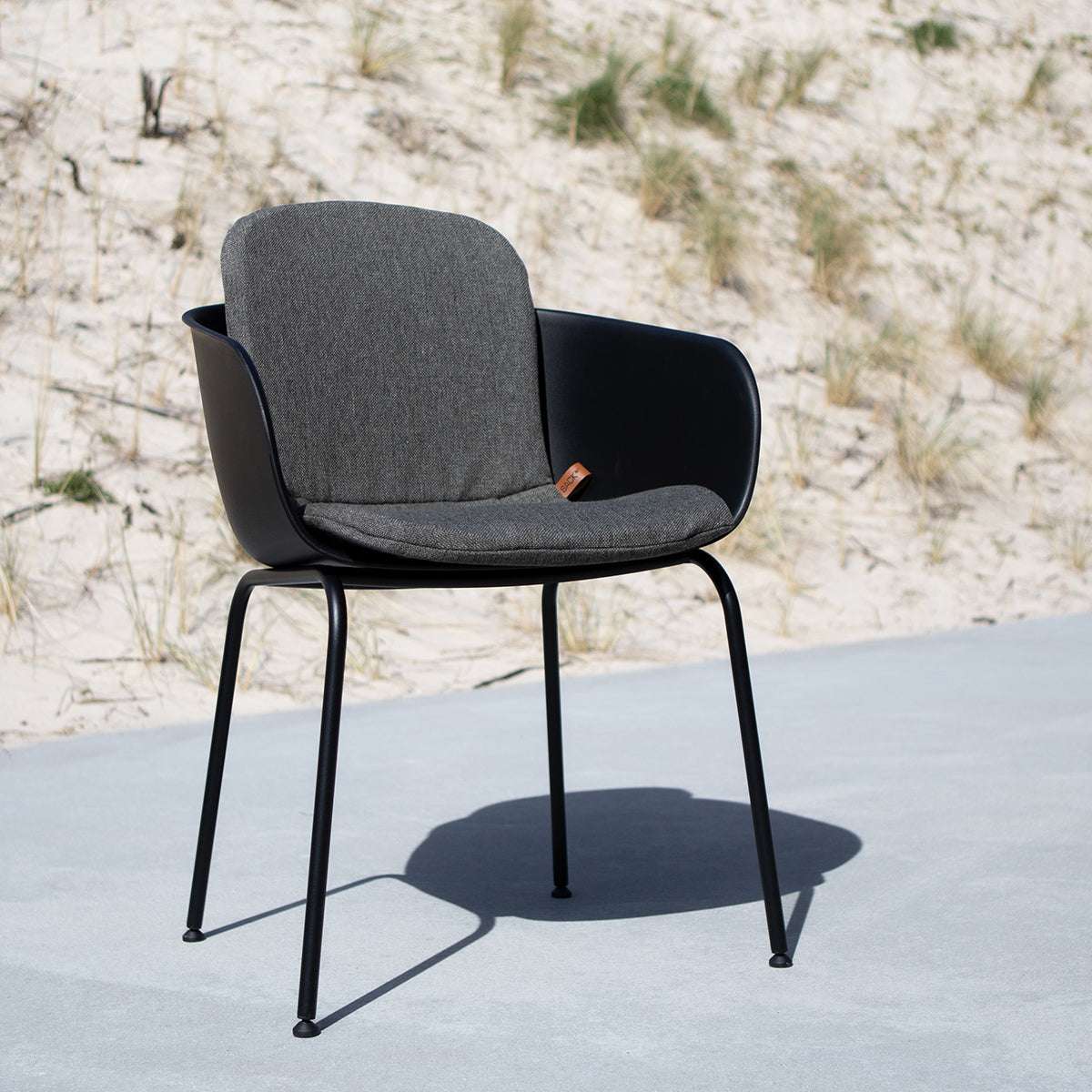 Grå Patio Cushion Full hynde til Patio Chair no. One med blødt polstret design til udendørs brug.