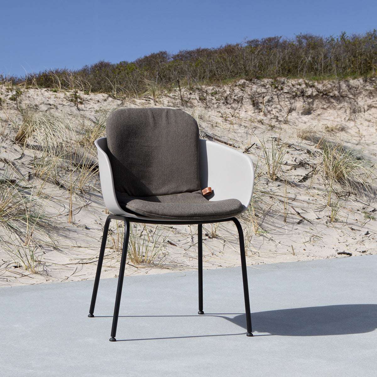 Patio Chair no. One med fuldpolstret Cobana Brown hynde i udendørs miljø.