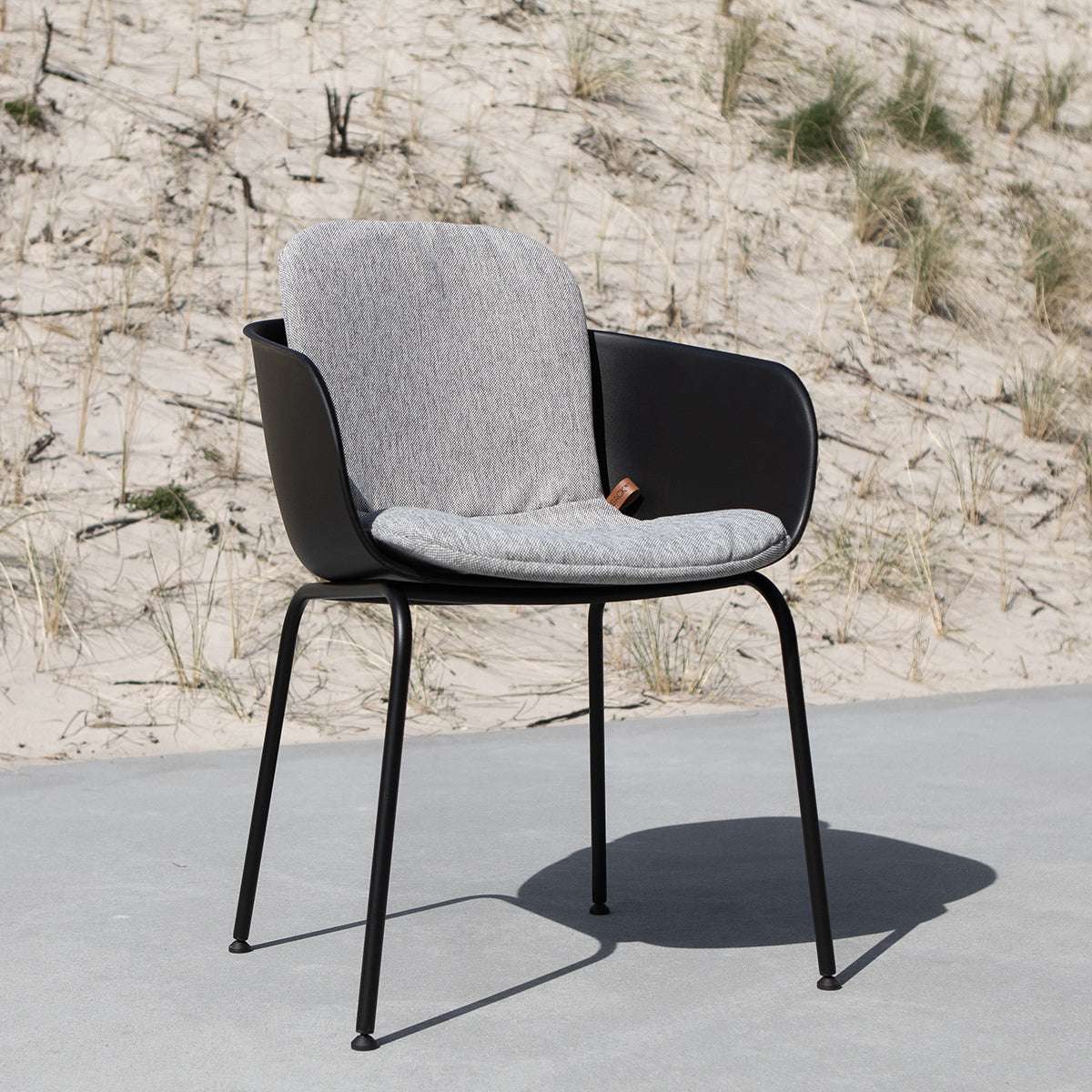 Udendørs Patio Chair no. One med fuldpolstret hynde i Cobana Sand Melange farve.
