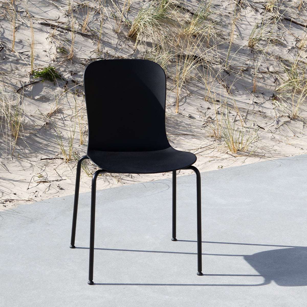 Patio Chair no. One S1 i taupe skal med sort stel, udendørs stol med enkel og moderne design.