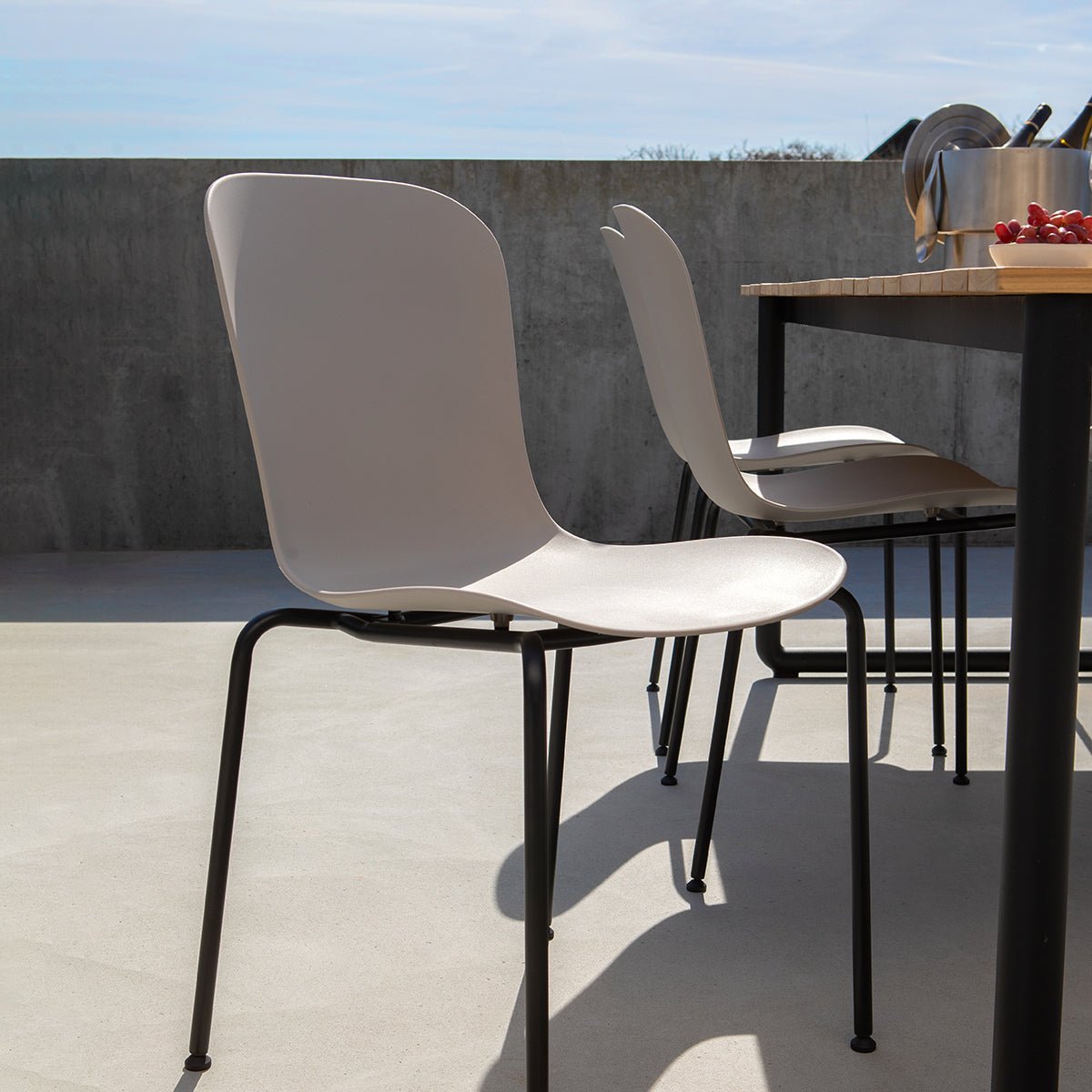 variant_8603092% | Patio Dining Table Ø133 + Patio Chair no. One S1 - Taupe | SACKit