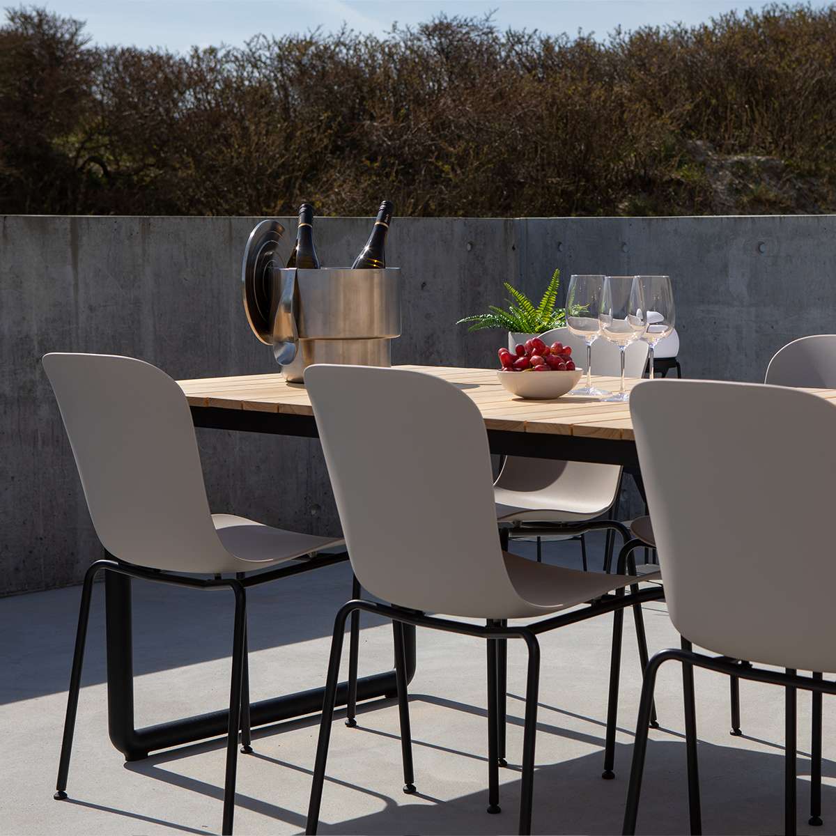 Patio Chair no. One S1 i taupe skal med sort pulverlakeret stel, udendørs stol på terrasse