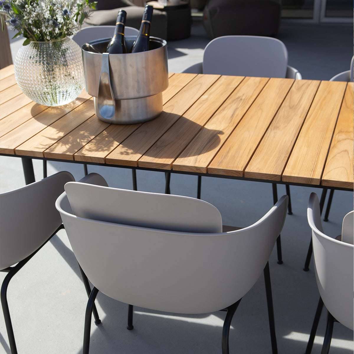 Udendørs Patio Chair no. One S2 med taupe skaller og sort pulverlakeret stel i moderne design