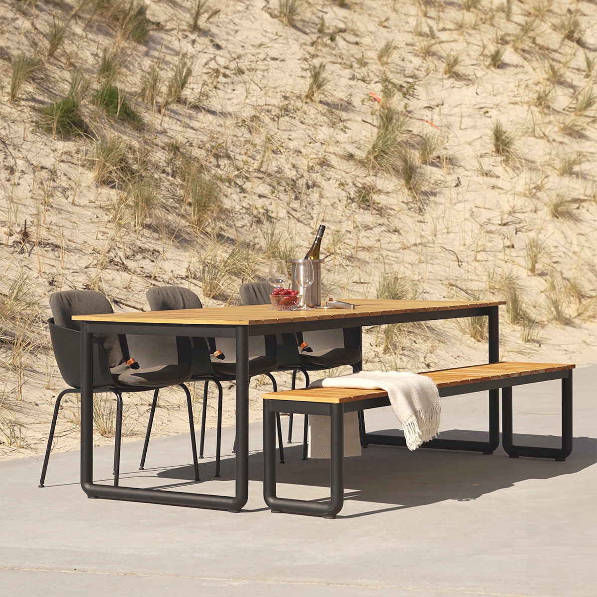 Patio Chair no. One S2 udendørs stol med taupe skaller og sort stel i pulverlakeret stål.