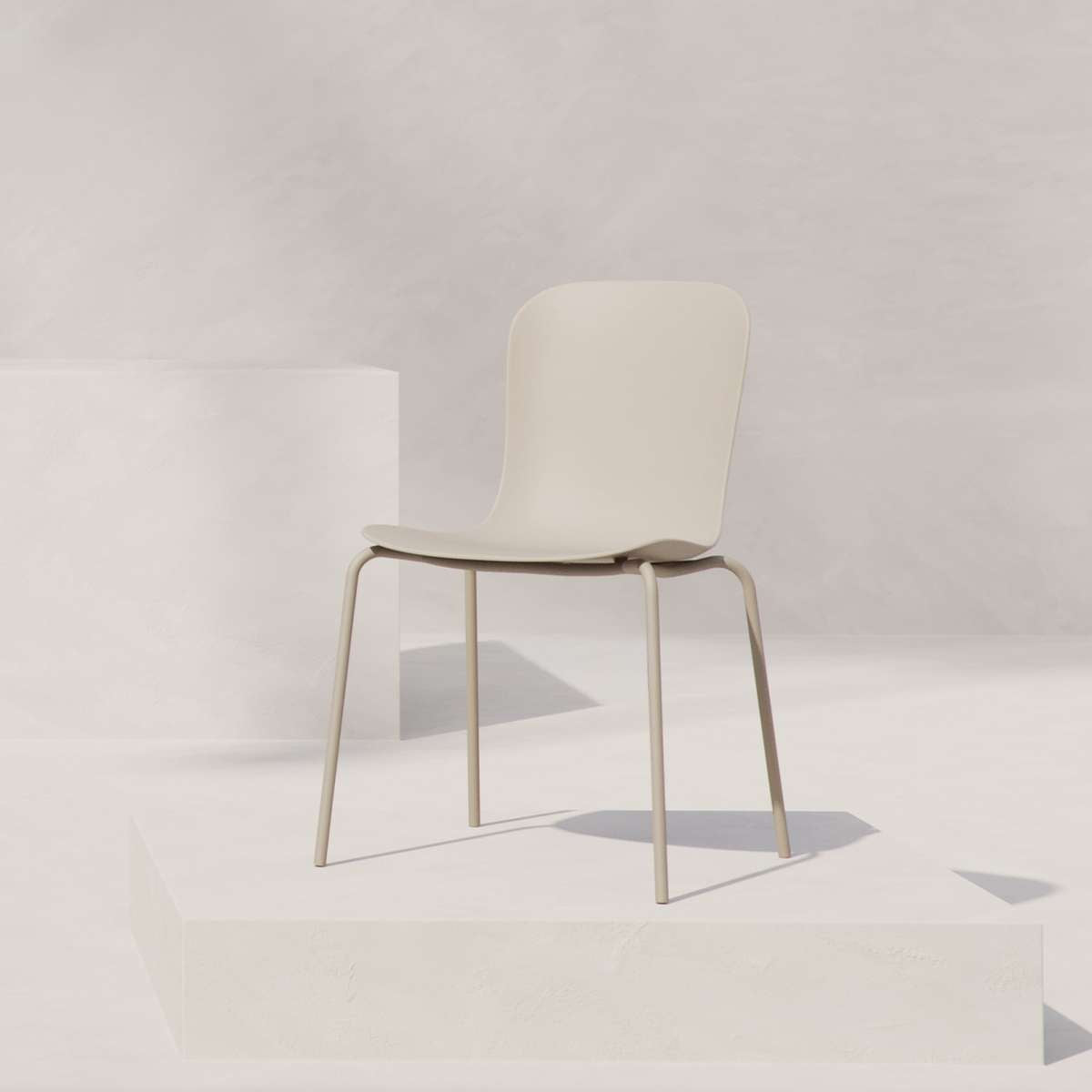 Patio Chair no. One S1 i taupe skal med sort stel, udendørs stol med formstøbt sæde og stålstel.