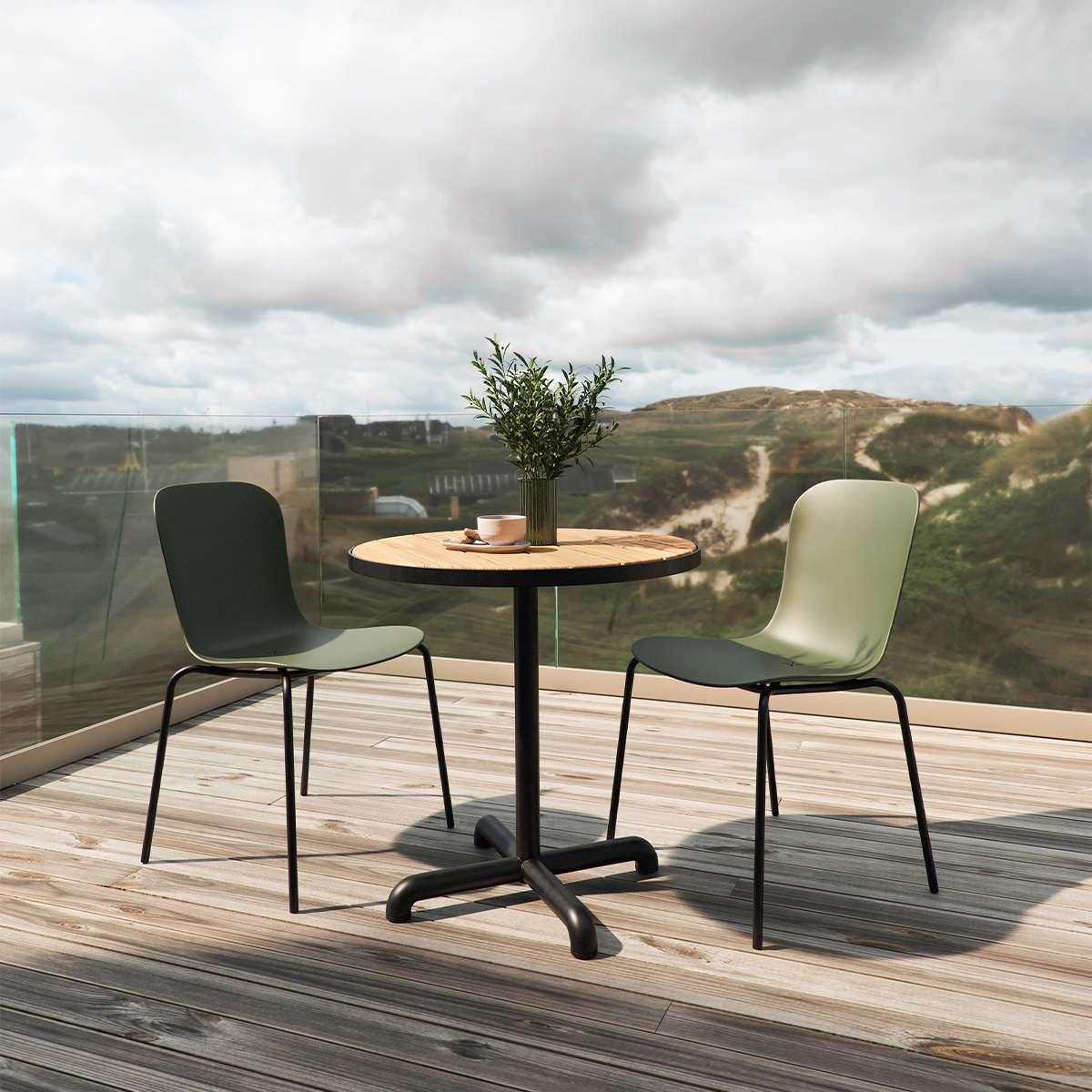 Patio Chair no. One S1 i olivengrøn skal med sort pulverlakeret stel, udendørs stol designet til komfort.