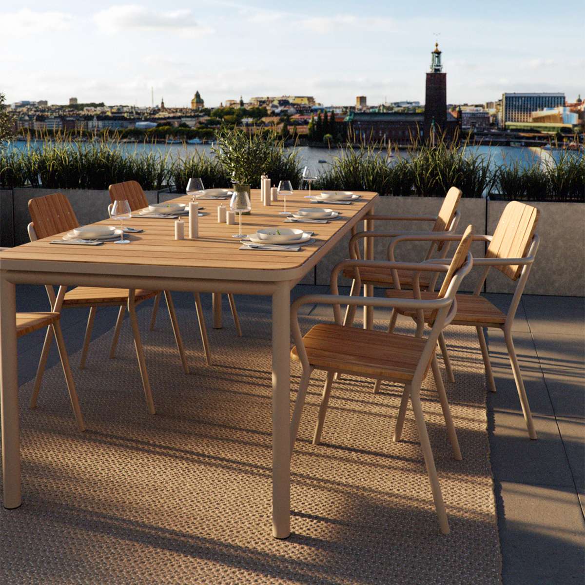 Udendørs Kirra Dining Table i taupe pulverlakeret aluminium med teaktræ bordplade, 210x90 cm.