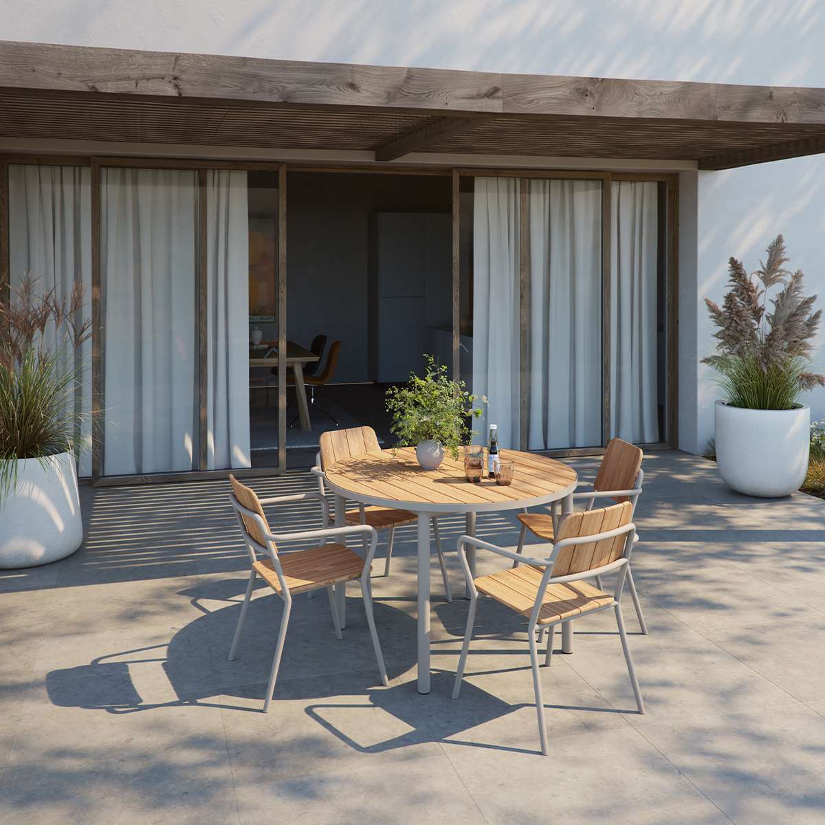 Udendørs Kirra Dining Table Ø110 i taupe pulverlakeret aluminium og teaktræ, rundt bord