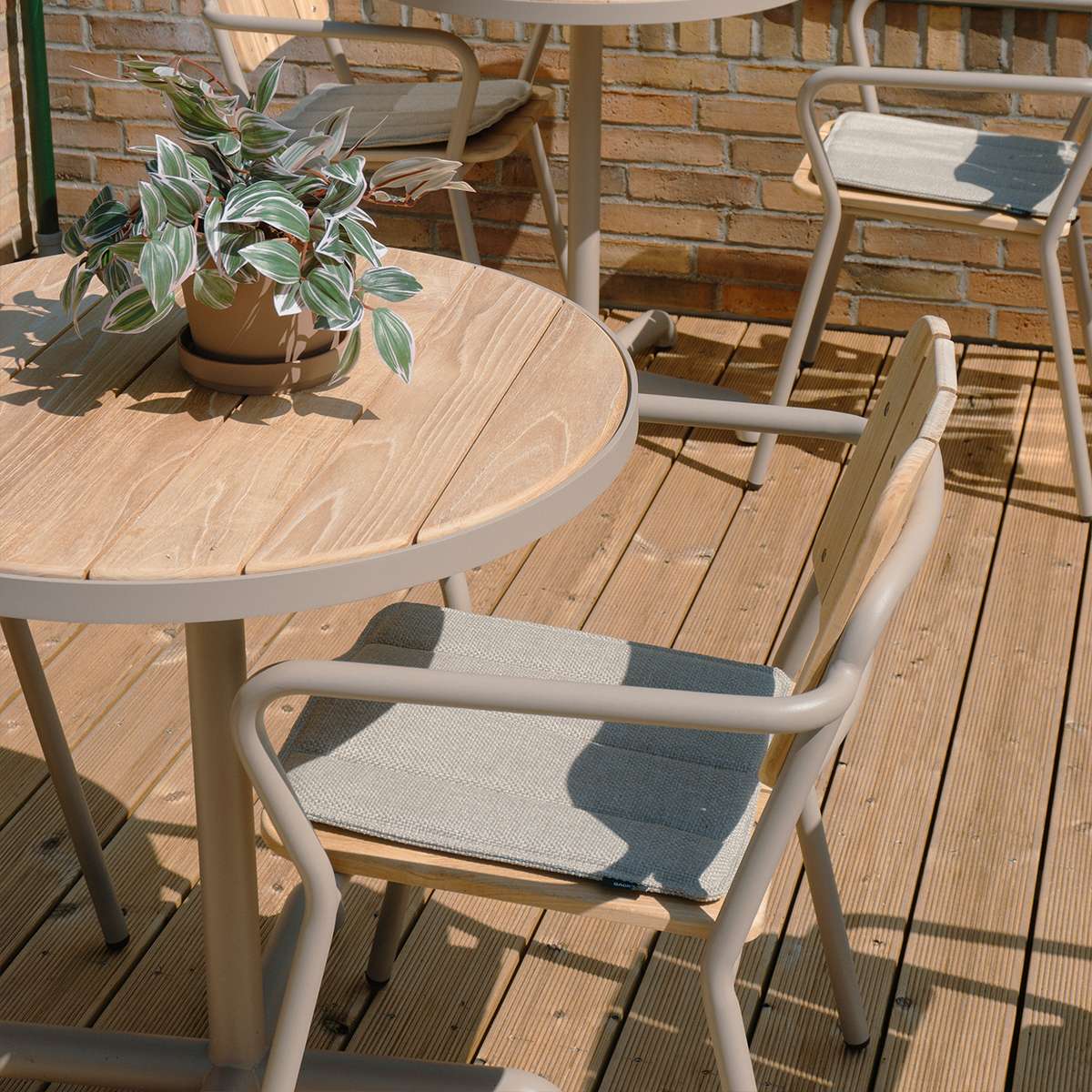 Sort Kirra Cushion sædehynde til Kirra Patio Chair med strop til fastgørelse.
