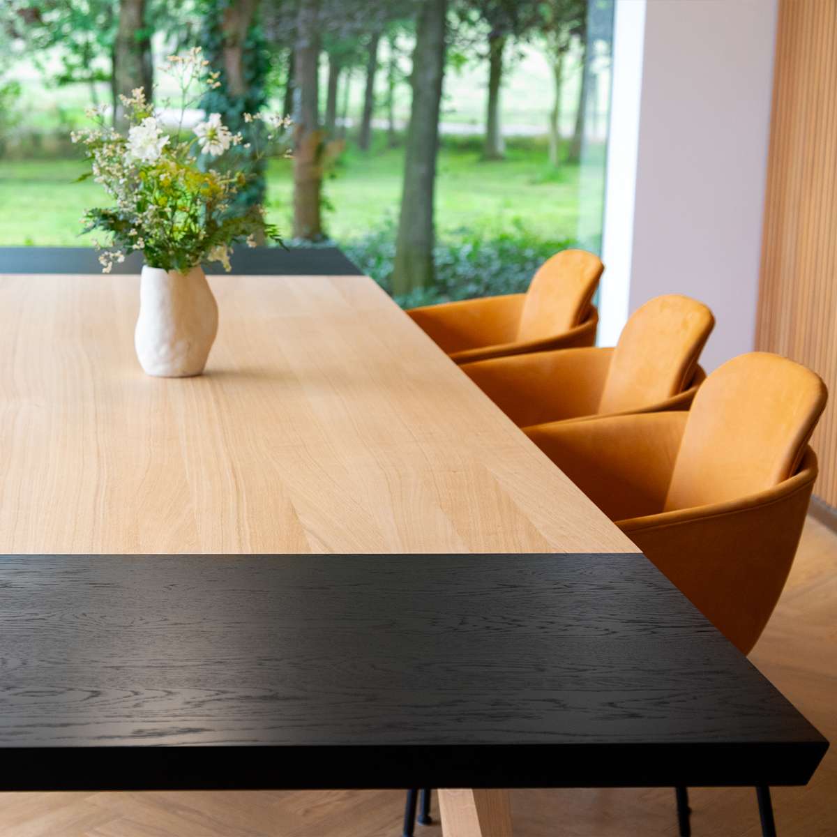 Sortbejdset egetræs tillægsplade til Edge Dining Table i størrelsen 60x90 cm med synlige træårer på tværs.