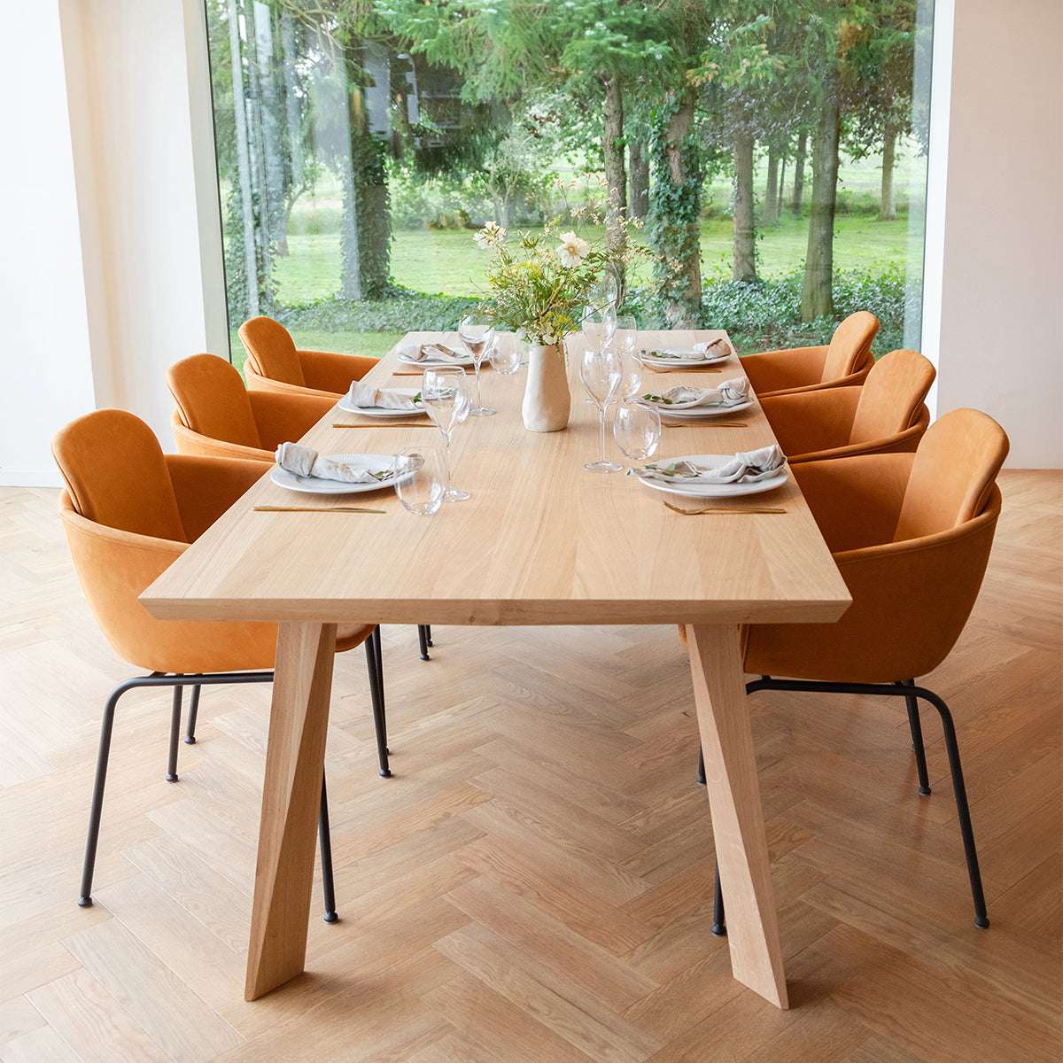 Edge Dining Table i europæisk egetræ med matlakeret overflade og unikke facetter, 240x100 cm.