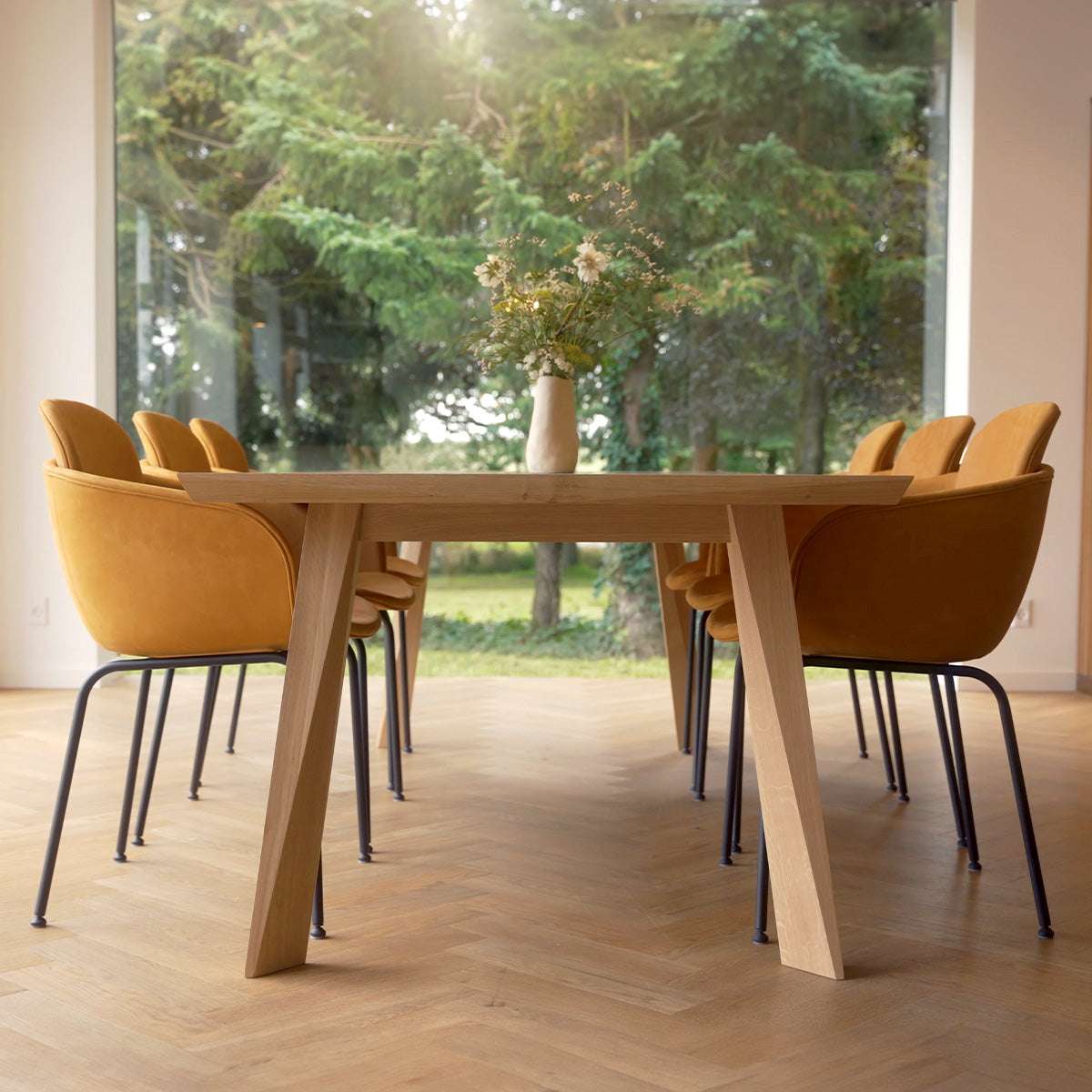 Edge Dining Table i europæisk egetræ med matlakeret overflade og unikke facetter i et lyst rum