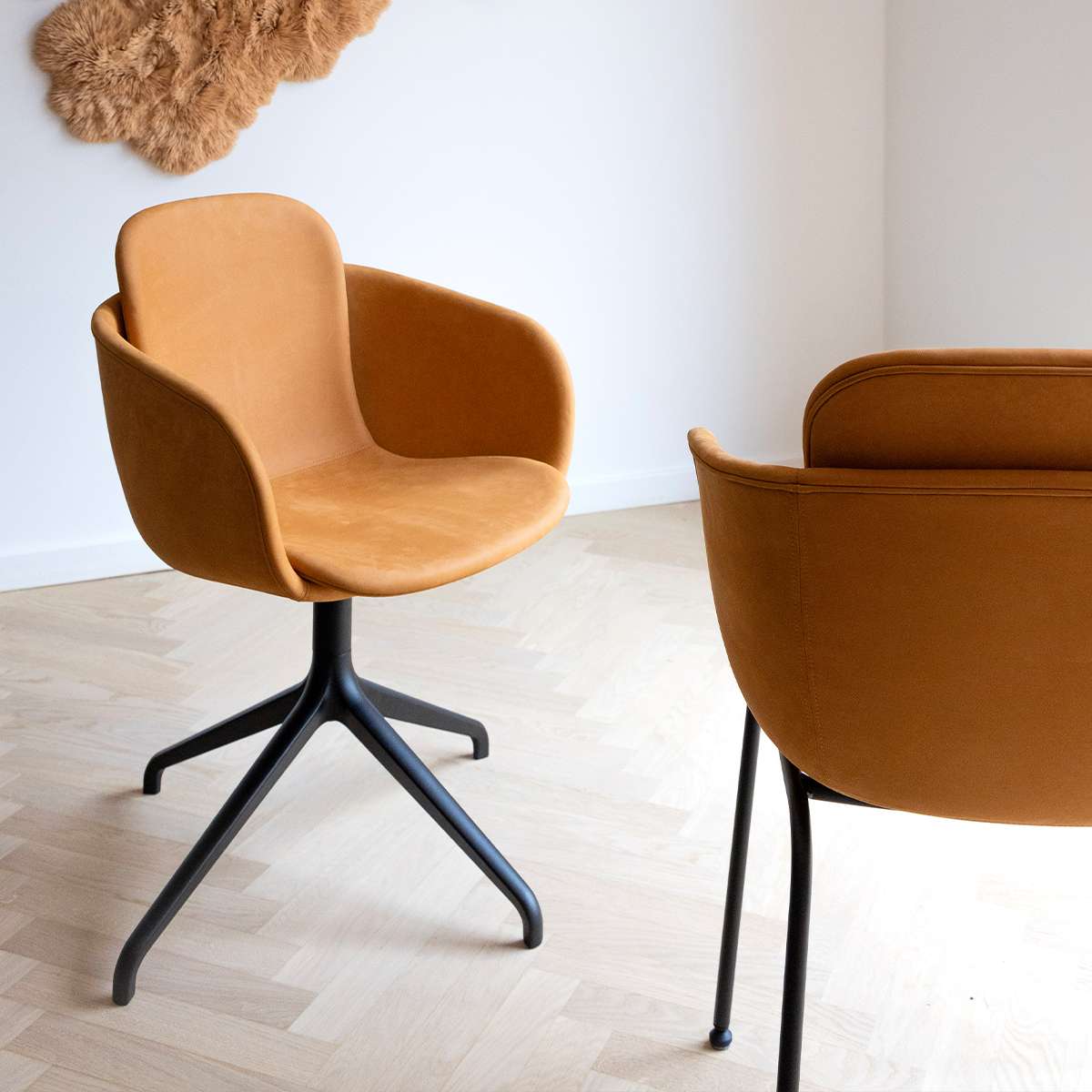 Chair no. One S2 spisebordsstol i Terra Safari med swivel-fod i sort pulverlakeret aluminium og læderpolstring.