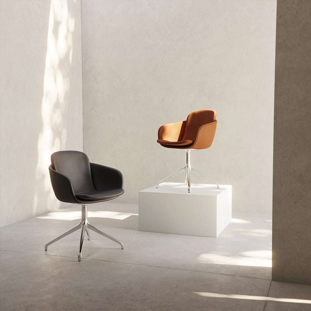 Chair no. One S2 polstret stol i Terra Black læder med poleret swivel-fod i aluminium.