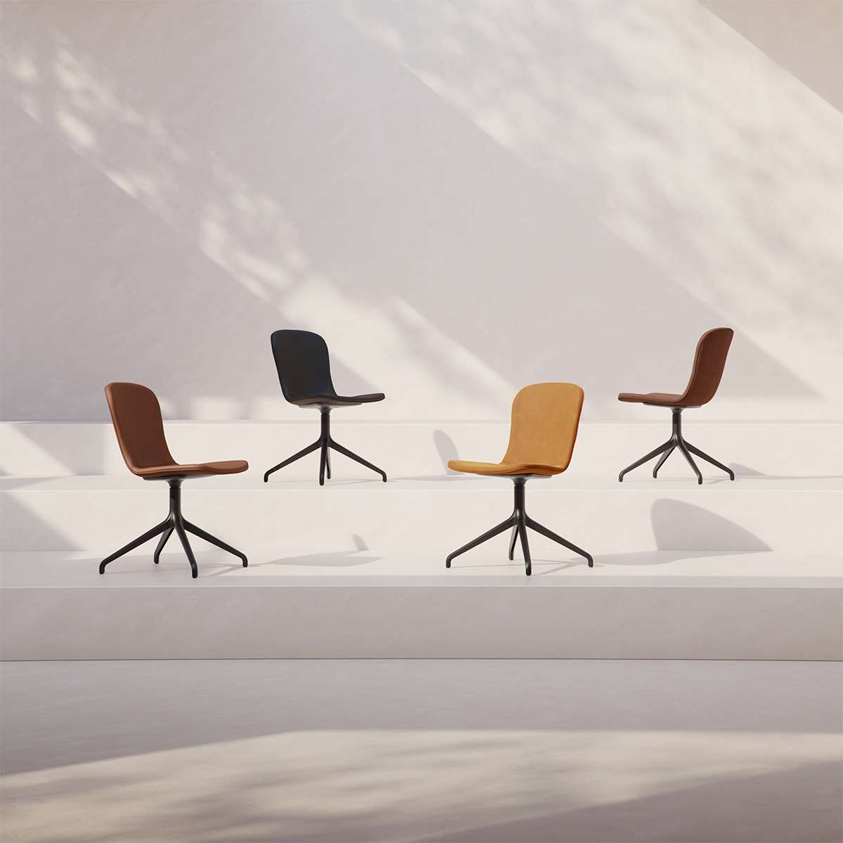 Chair no. One S1 Terra Black spisebordsstol med sort swivel-fod og polstret sæde i læder.