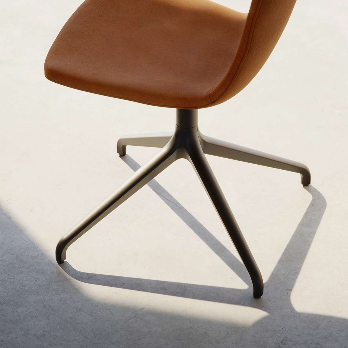 Chair no. One S1 Terra Black spisebordsstol med swivel-fod i sort, polstret med læder og genbrugsplast.