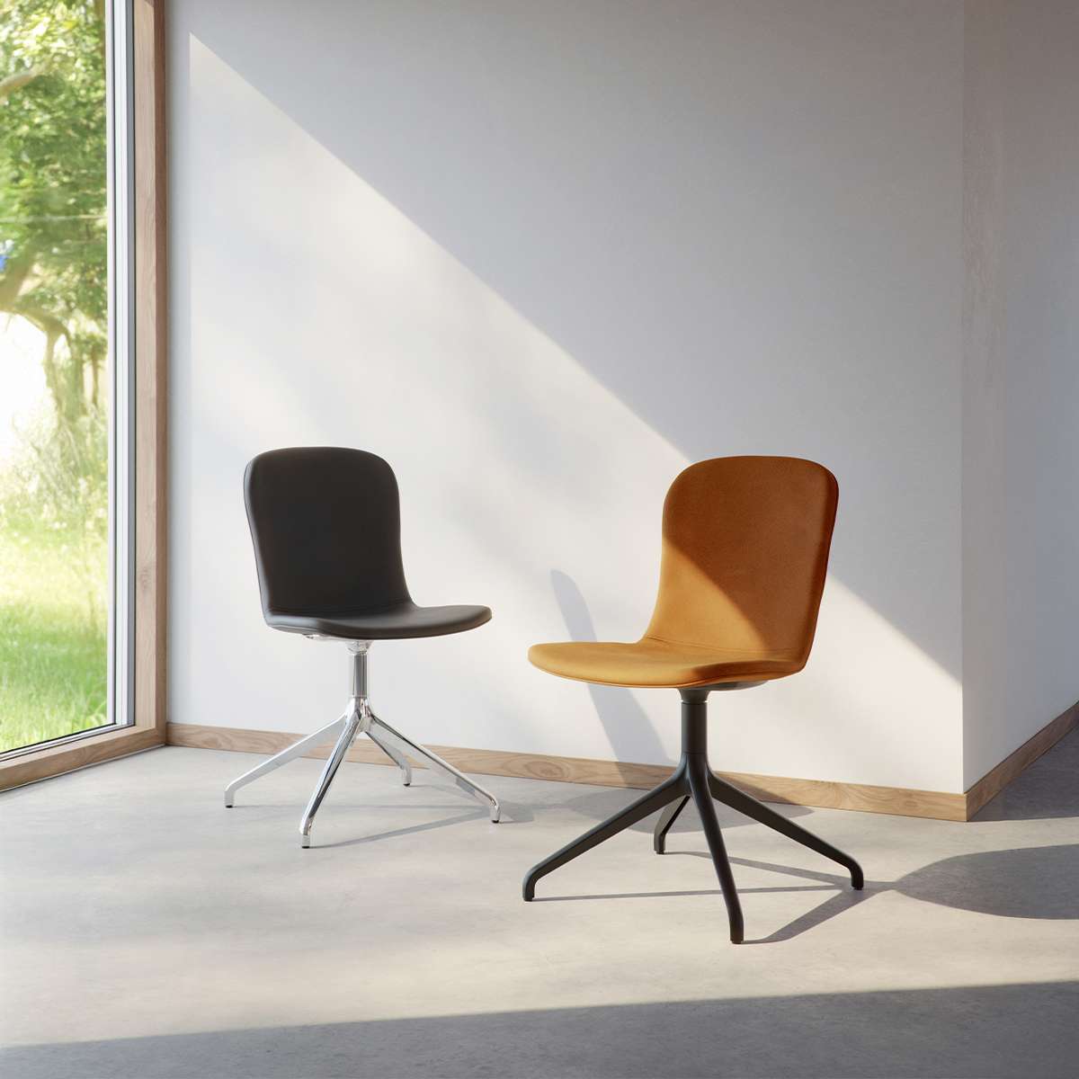Chair no. One S1 spisebordsstol i Terra Black med poleret swivel-fod i aluminium.