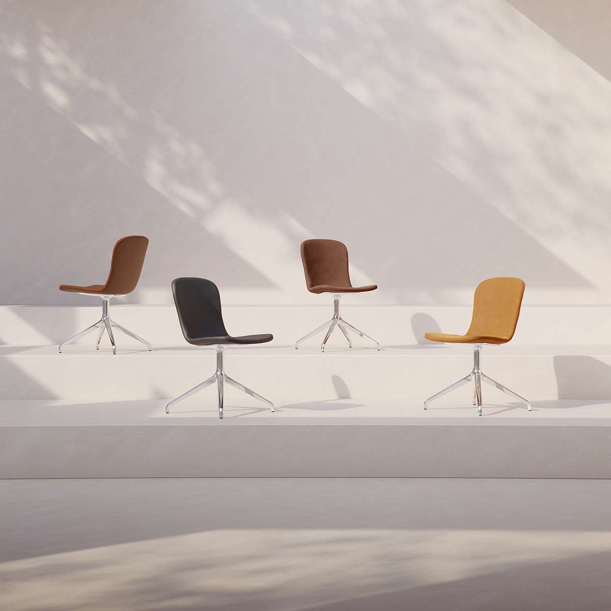 Chair no. One S1 spisebordsstol i Luna Sandstone med poleret aluminiums swivel-fod, indendørs brug.