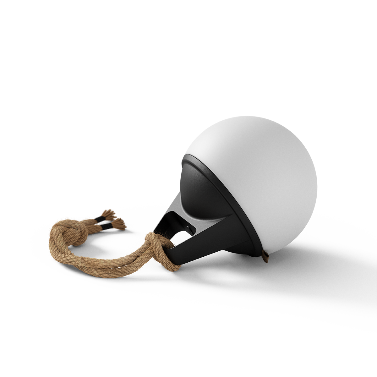 Tre SACKit Light 155 udendørs lamper med rund kuppel og håndtag i robust materiale, dansk design.