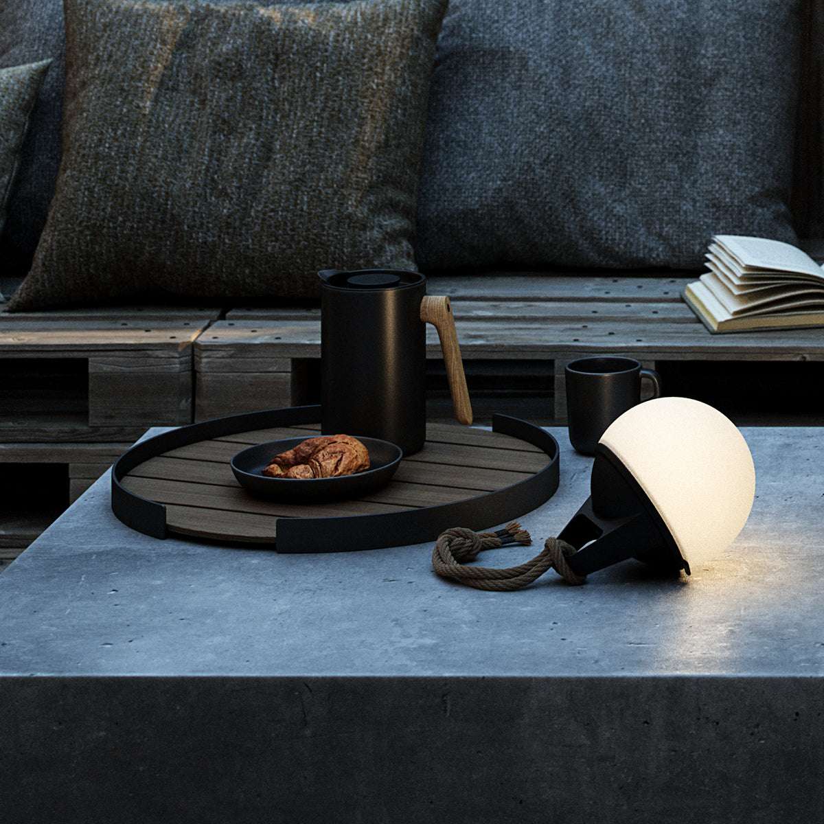 Tre SACKit Light 155 udendørs lamper med rund kuppel og sort håndtag i maritimt design