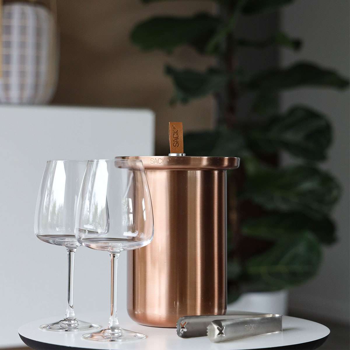 Sort pulverlakeret rustfrit stål Patio Accessory Stand med vinkøler i satinpoleret rustfrit stål og læderhåndtag.