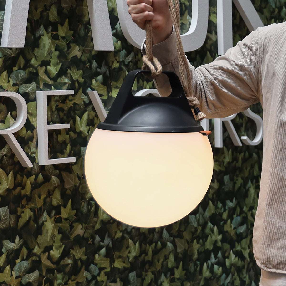 To SACKit Light 250 udendørs lamper med rund hvid kuppel og hampereb håndtag, stilfuldt dansk design