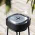 Sort Patio Accessory Stand Ø14 med SACKit Bio Lamp i rustfrit stål og varmebestandigt glas på bord.