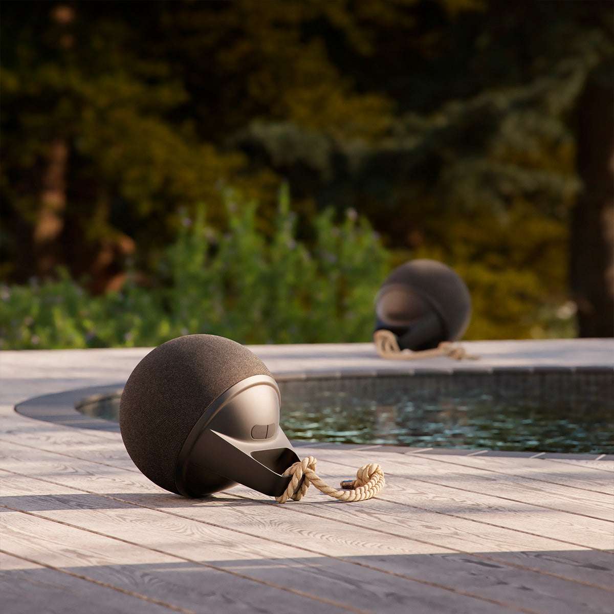 Sort pulverlakeret Patio Accessory Stand med Play højtaler i sort polyester og hampreb på terrasse