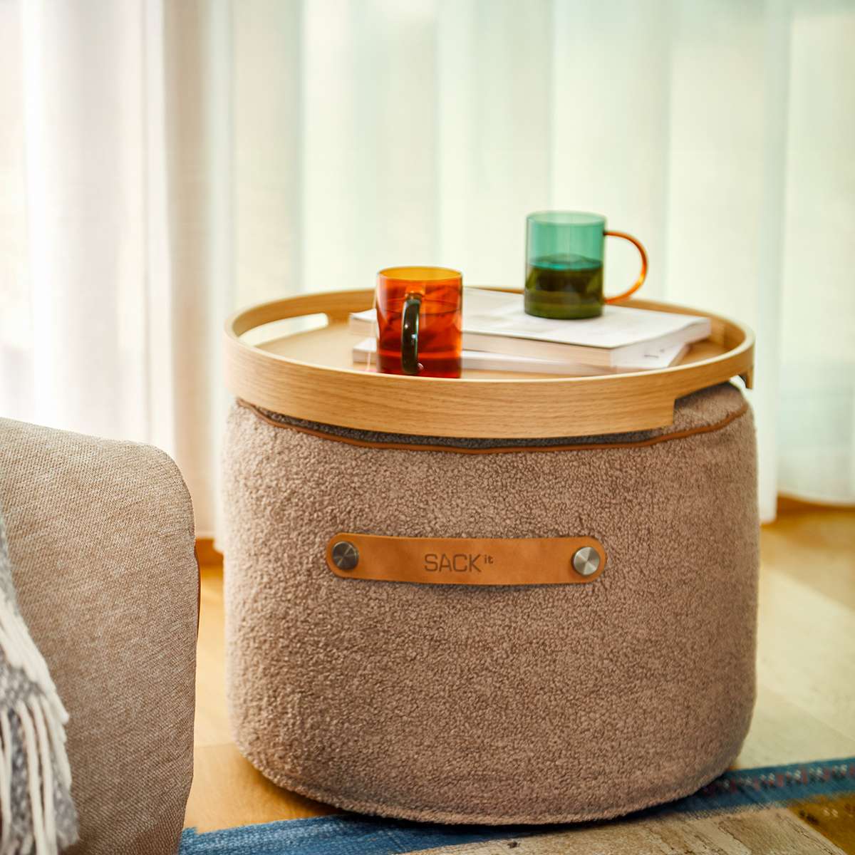 Rund SACKit Pouf Indoor i Teddy Brown tekstil med blødt skumfyld og skridsikker bund.
