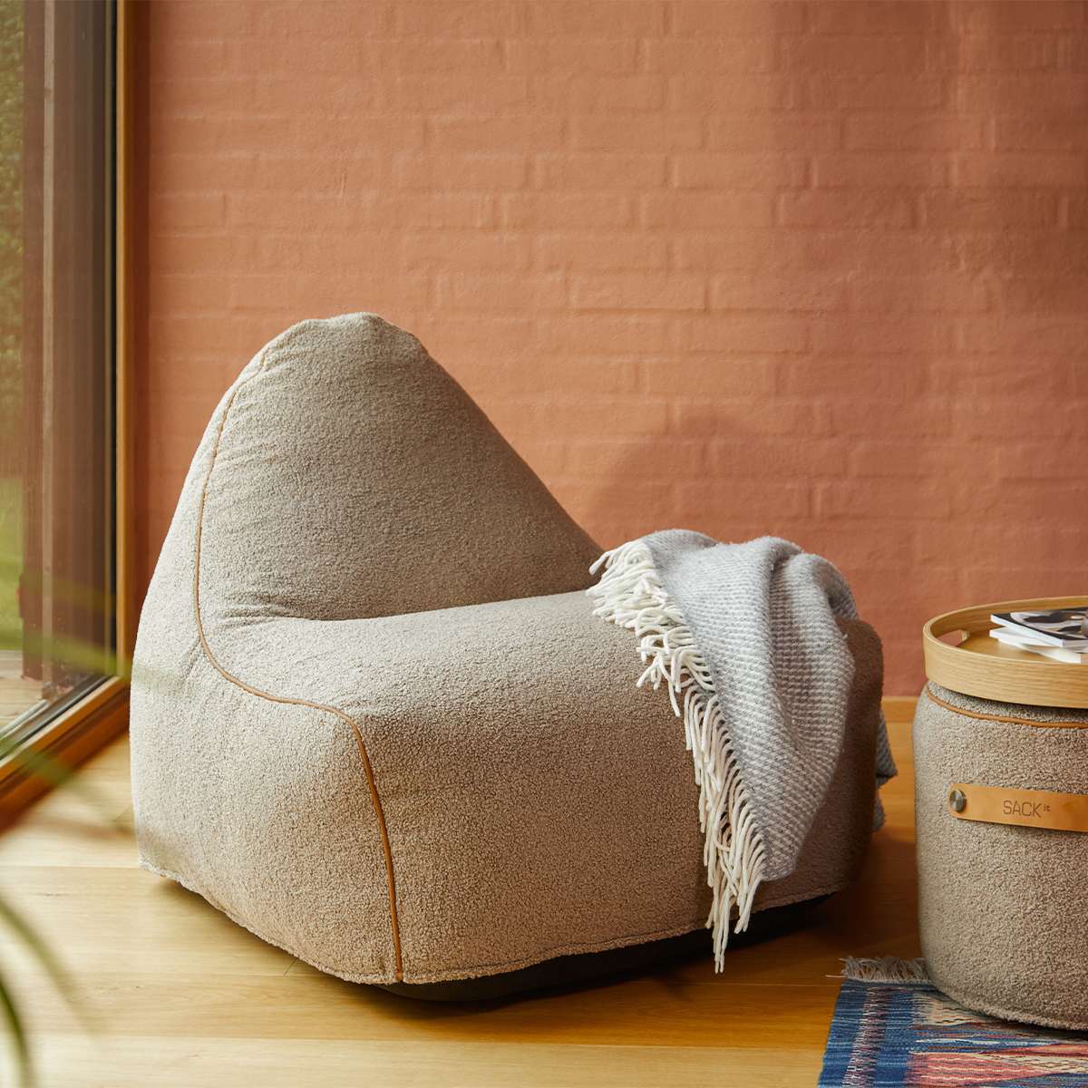 SACKit Chair & Pouf Indoor i Teddy Brown tekstil, blød sækkestol og puf i brun farve.