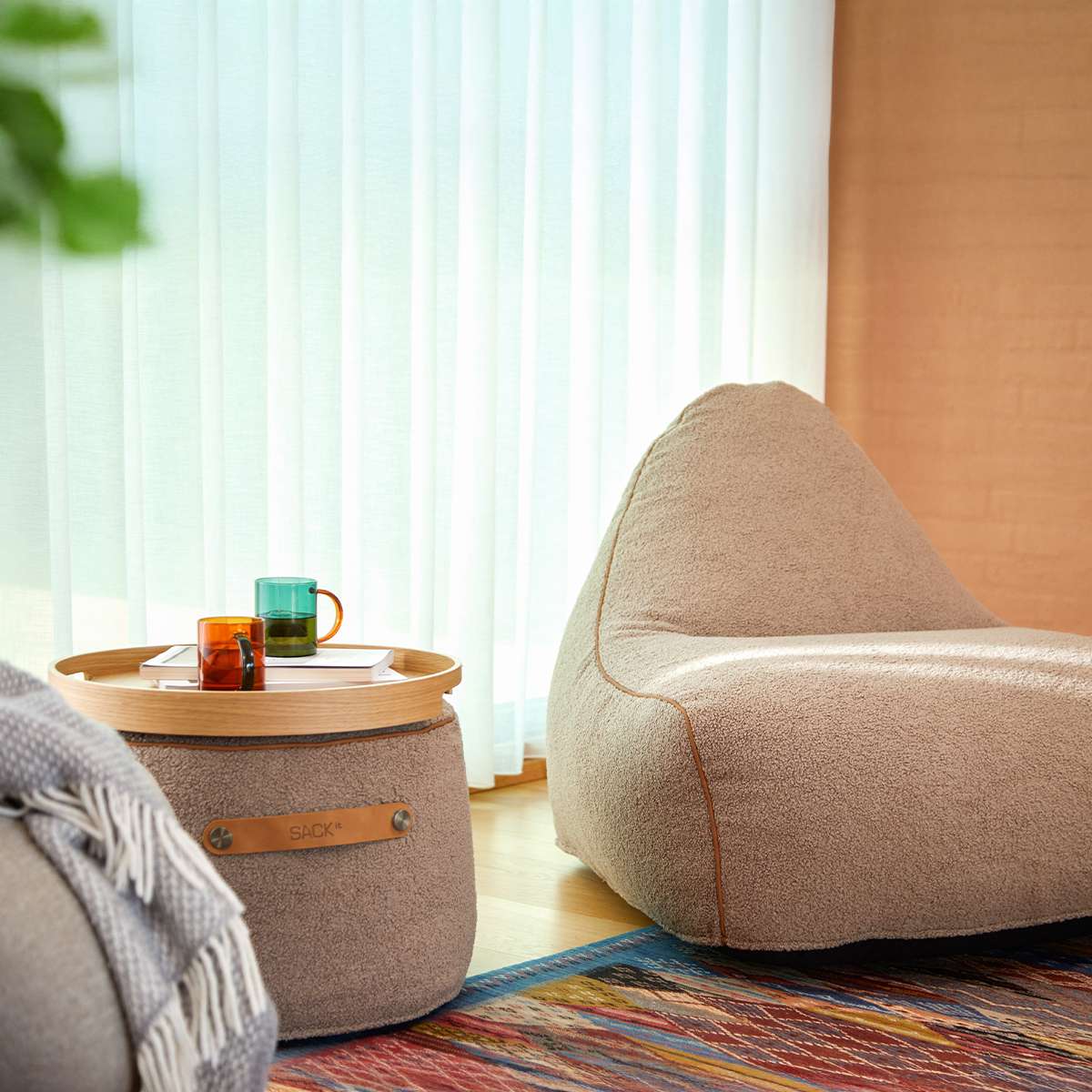 SACKit Pouf Indoor i Teddy Brown tekstil med rund form og skumfyld, brugt som fodstøtte i hjemmet.