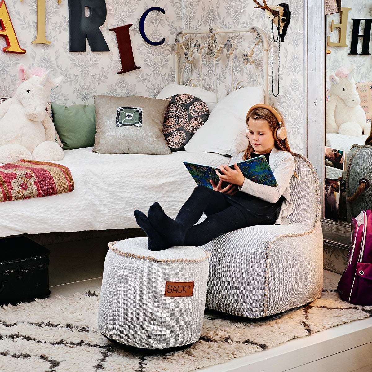 Cobana Junior Lounge Chair og Pouf i blødt formstabilt design til børn, velegnet til indendørs og udendørs brug.
