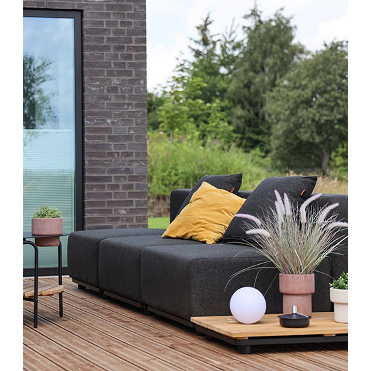 Sort Cobana Lounge Sofa i modulopbygget design med tre siddepladser til udendørs brug.