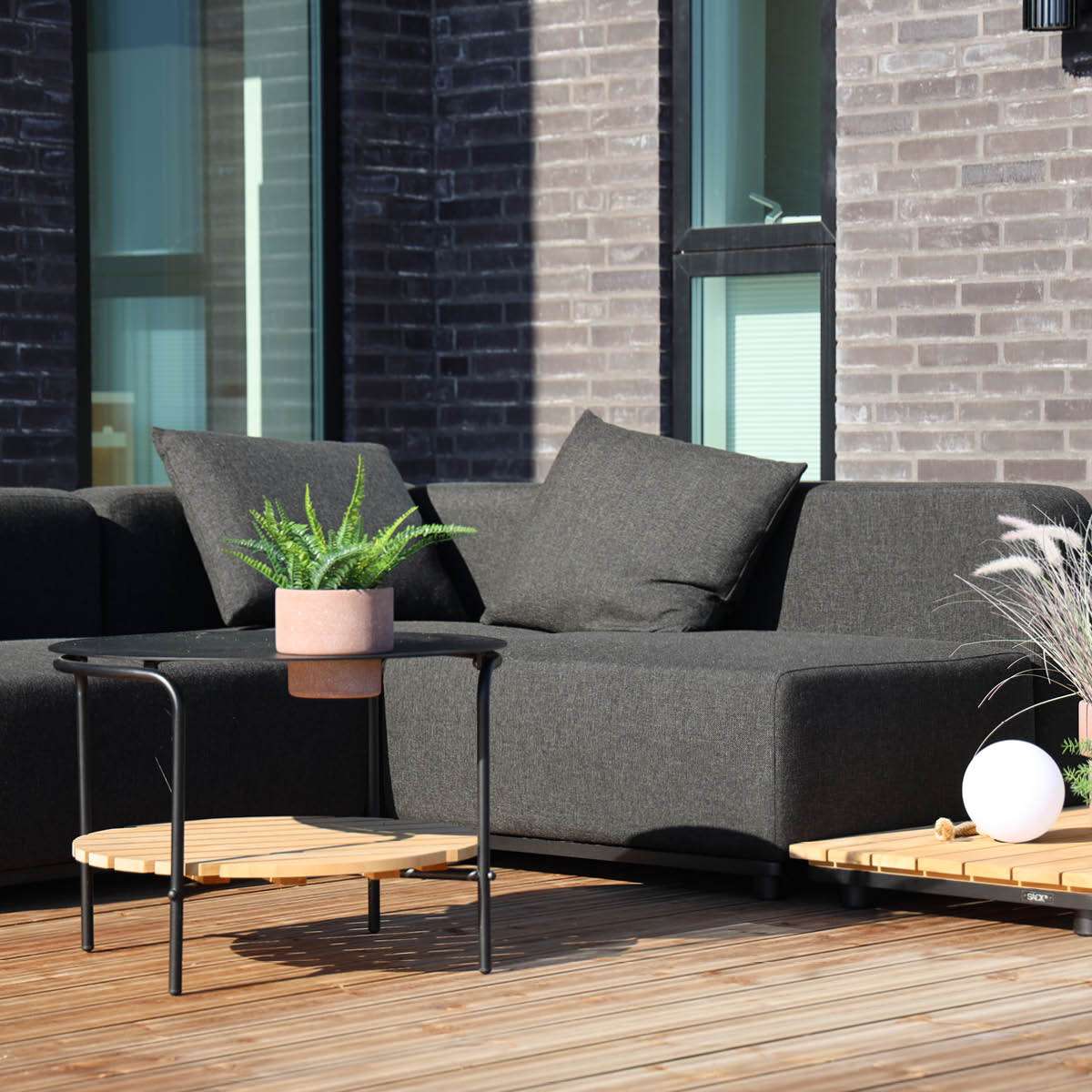 Sort Cobana Lounge Sofa hjørnesofa med fem moduler i pulverlakeret aluminium og olefin tekstil.