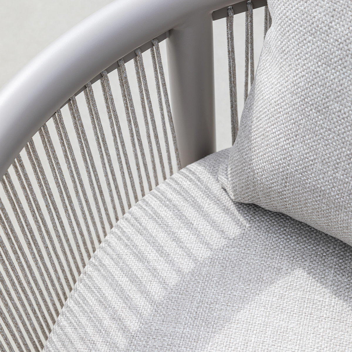 Kirra Lounge Sofa hjørnesofa i sandfarvet Olefin tekstil med aluminiumsramme til udendørs brug.