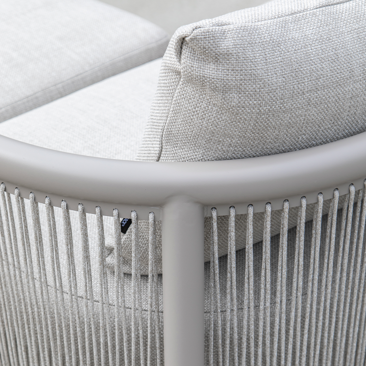 Kirra Lounge Sofa i sandfarvet med modulært hjørnedesign og aluminiumsramme til udendørs brug.