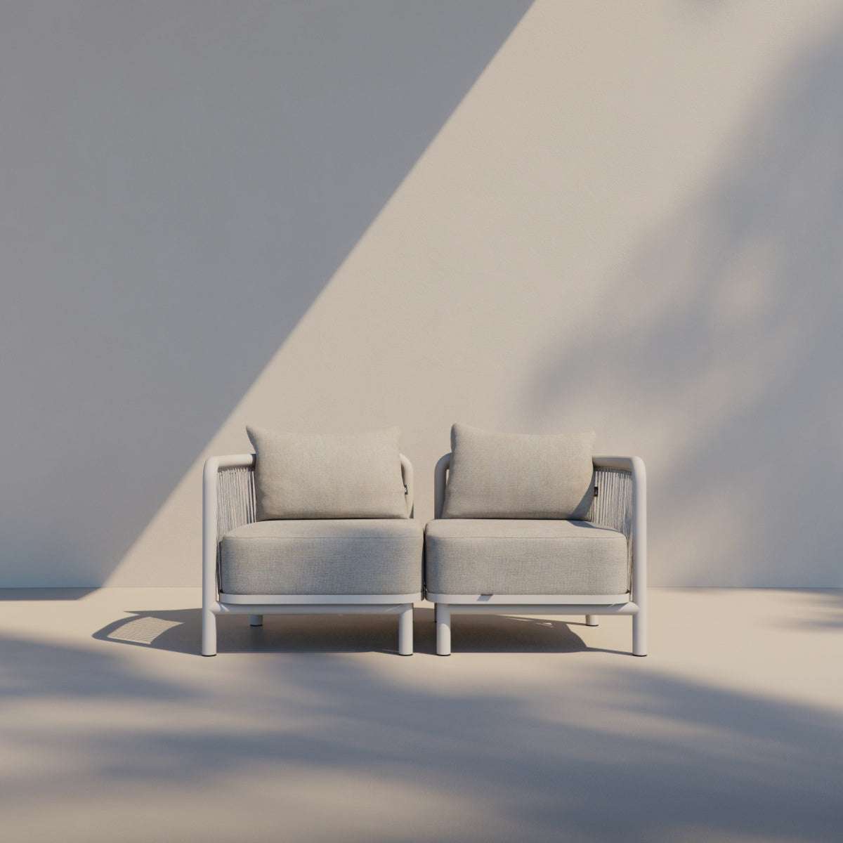 Kirra Lounge Sofa 2-personers i sandfarvet Olefin tekstil med aluminiumsramme til udendørs brug.
