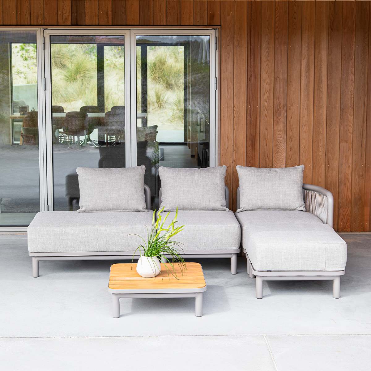 Kirra Lounge Sofa i sandfarvet Olefin tekstil med åben højre ende og aluminiumsramme til udendørs brug.