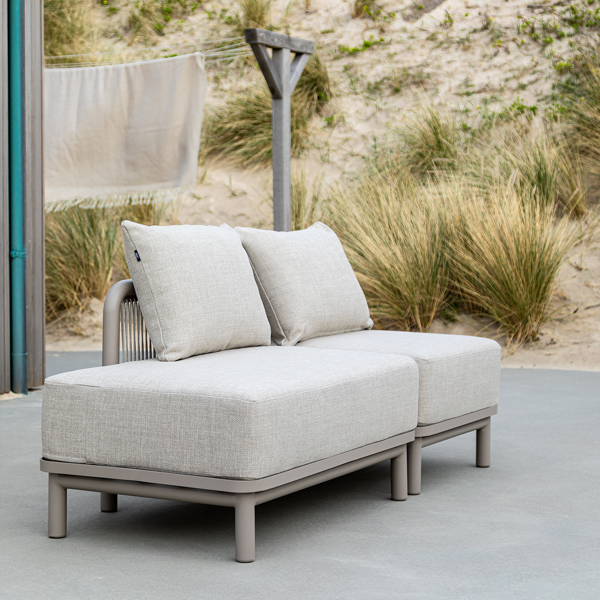 Kirra Lounge Sofa i sandfarvet Olefin tekstil med åben venstre ende og aluminiumsramme til udendørs brug.